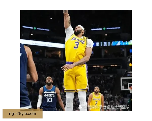 华子比赛中谈橄榄球康利感叹困难